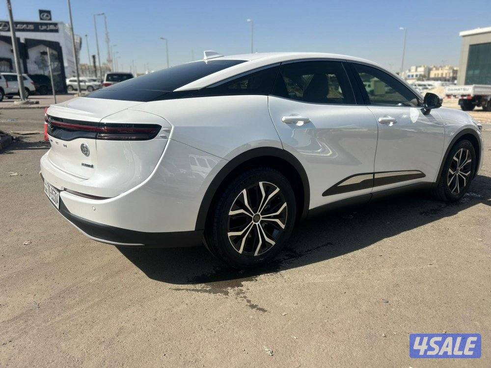 تويوتا CROWN هايبرد موديل 2023 ماشى 15.000 k.m  وارد الساير .2