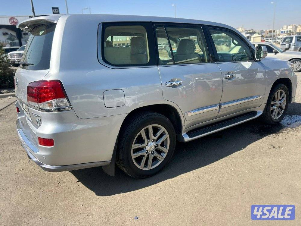 لكزس LX570 درجة ثانيه  موديل 2013 ماشى 393.000 k.m  وارد الساير2