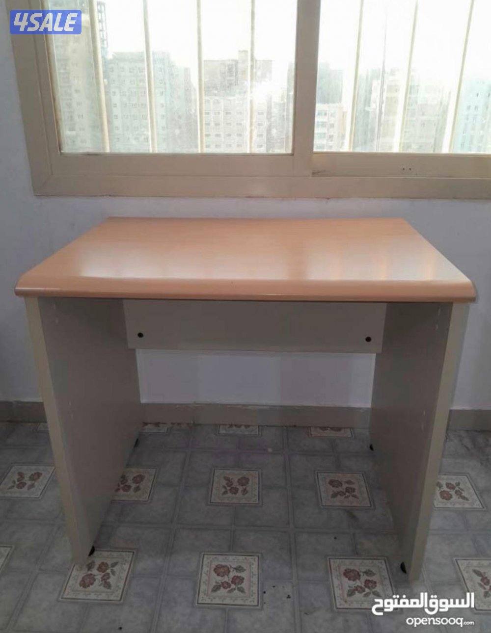 مكتب خشب (80x60) نظيف جداً - السالمية(قابل للمساومة بالمعقول)0