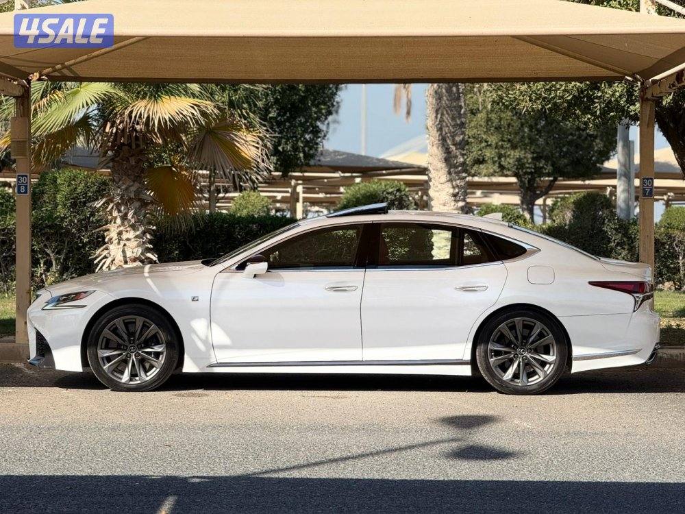 للبيع : لكزس LS500 موديل : 2020 عداد : 141 الف1