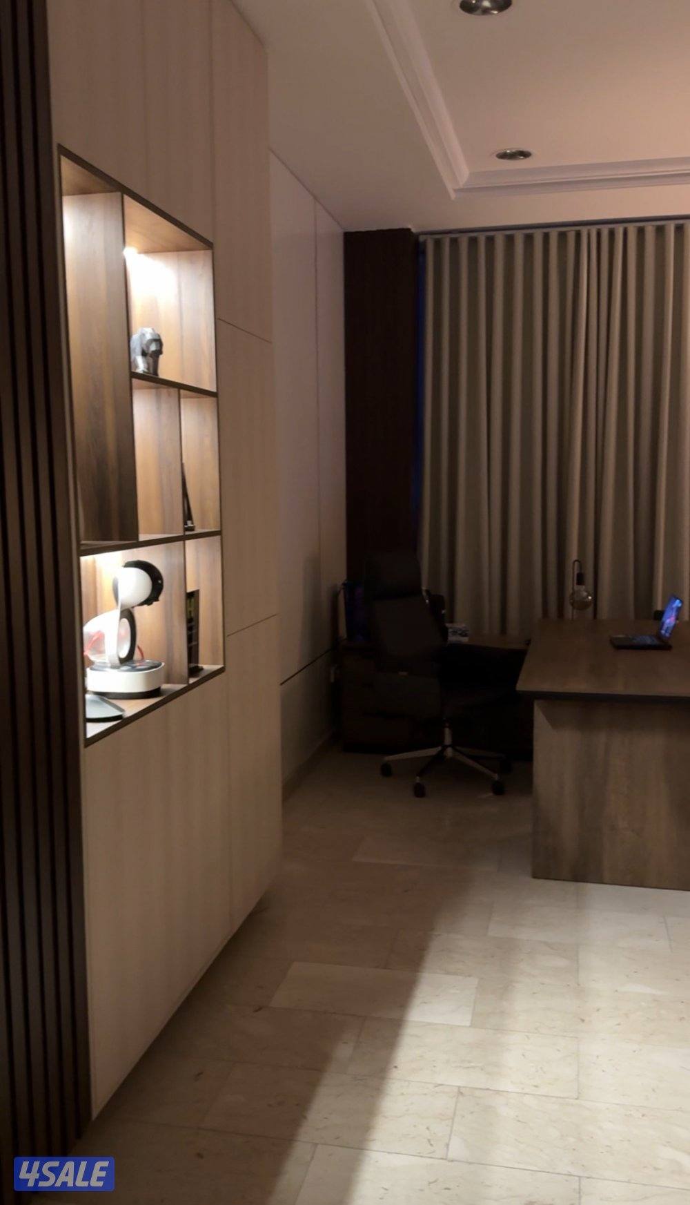 مكتب مؤثث للايجار في برج راقي0