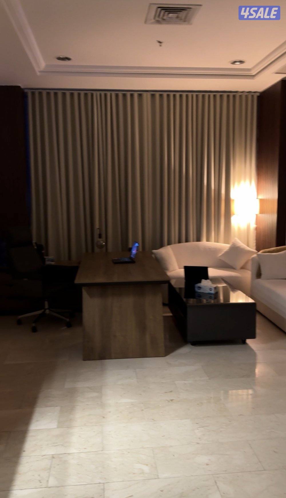 مكتب مؤثث للايجار في برج راقي1