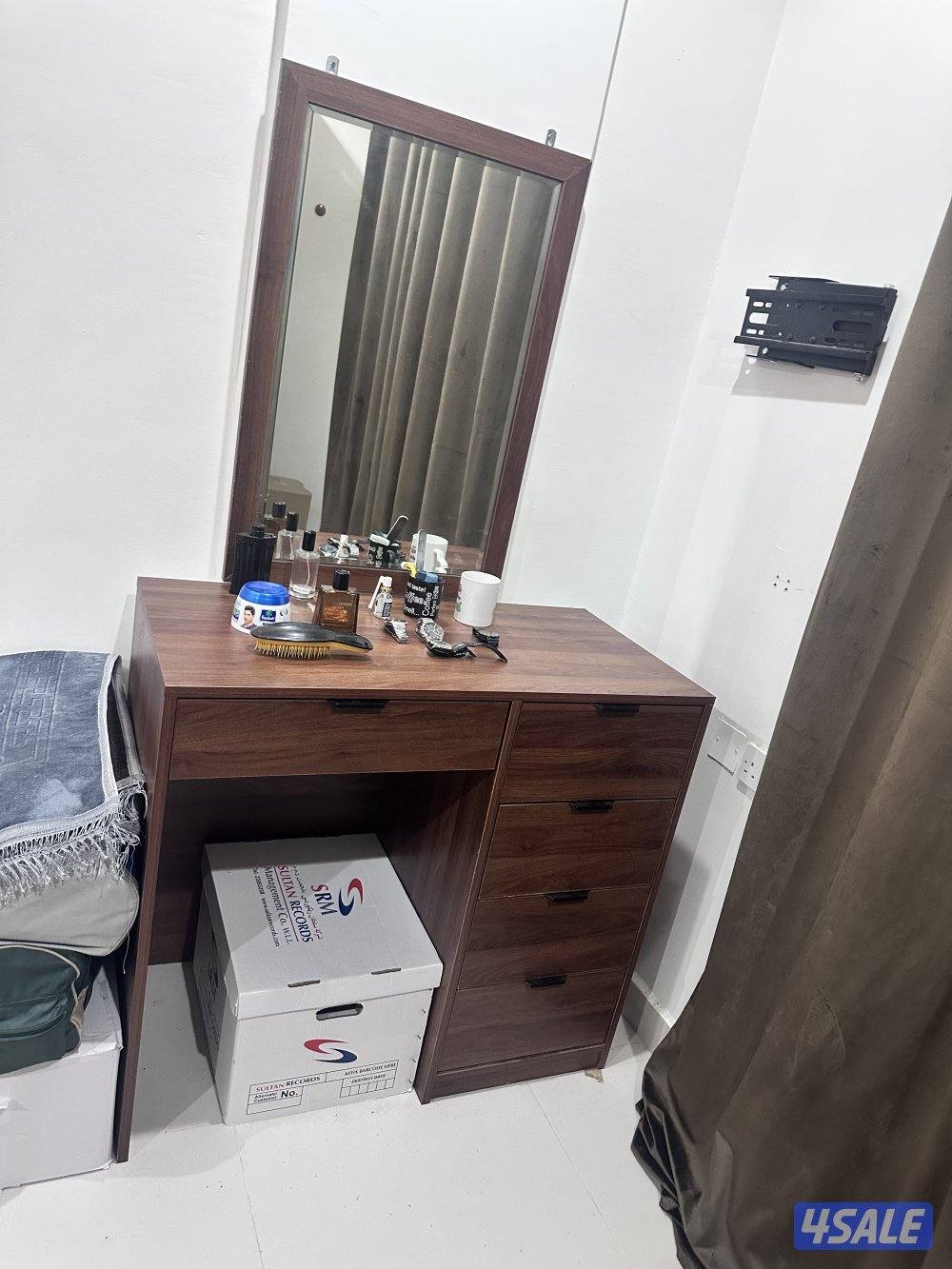 غرفة نوم استعمال اقل من شهرين تفصال محلي مع كبت جرار وتسريحة نظفة1