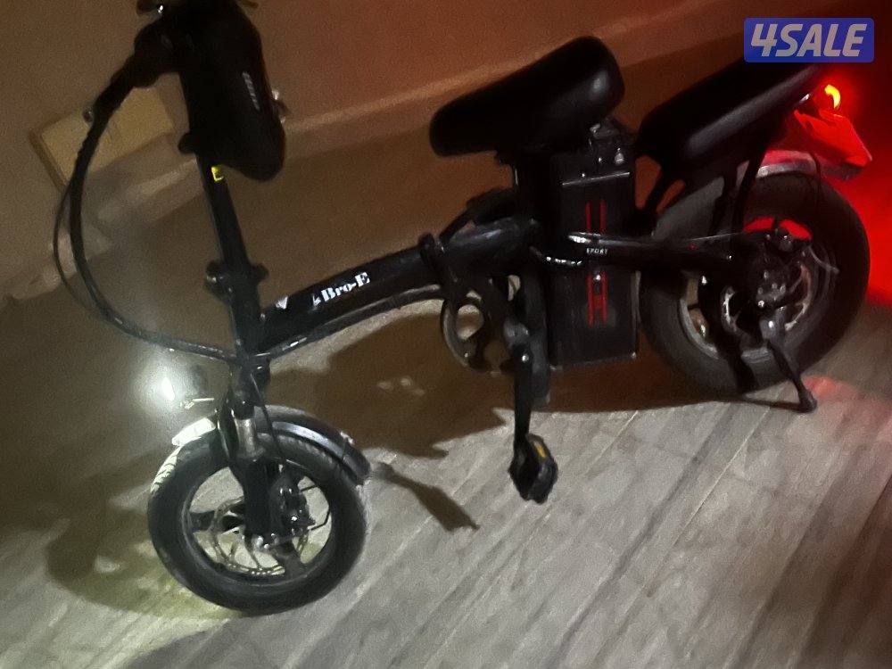 Electric bike very good condition comes with a bag and the charger0