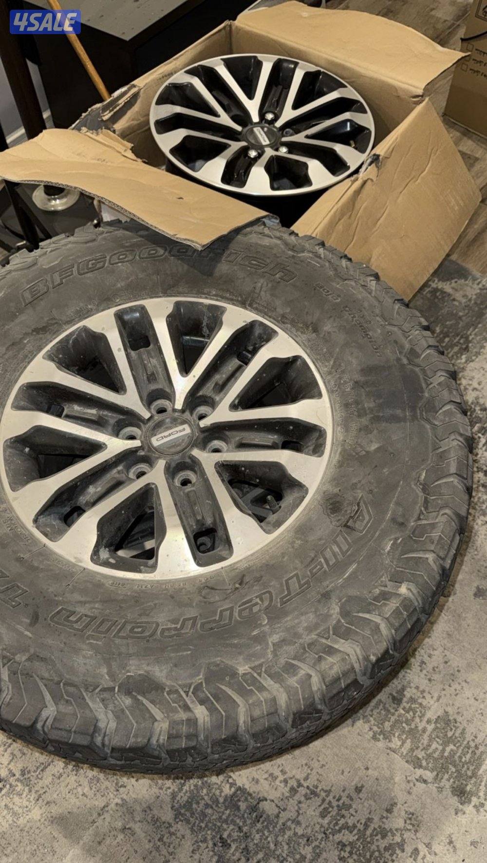 رنقات فورد رابتر وكاله ثنتين راكبين على تاير وثنتين كرتون0