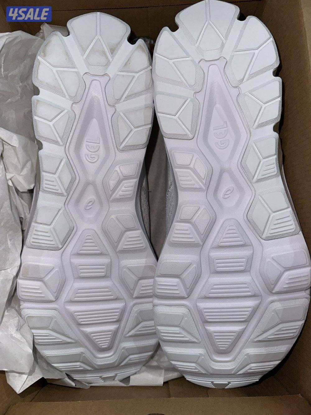 جوتي اسيكس. جديد بالكرتونه اصلي سبب البيع صغير علي مقاسه 42:5 سعر نار1