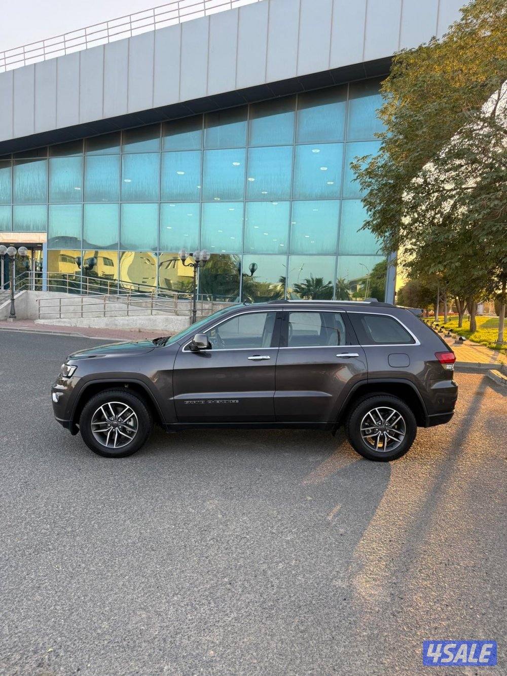 قراند شروكي ليمتد صبغ الوكاله ماشي 70 الف فقط موديل 2021 الفل اوبشن0