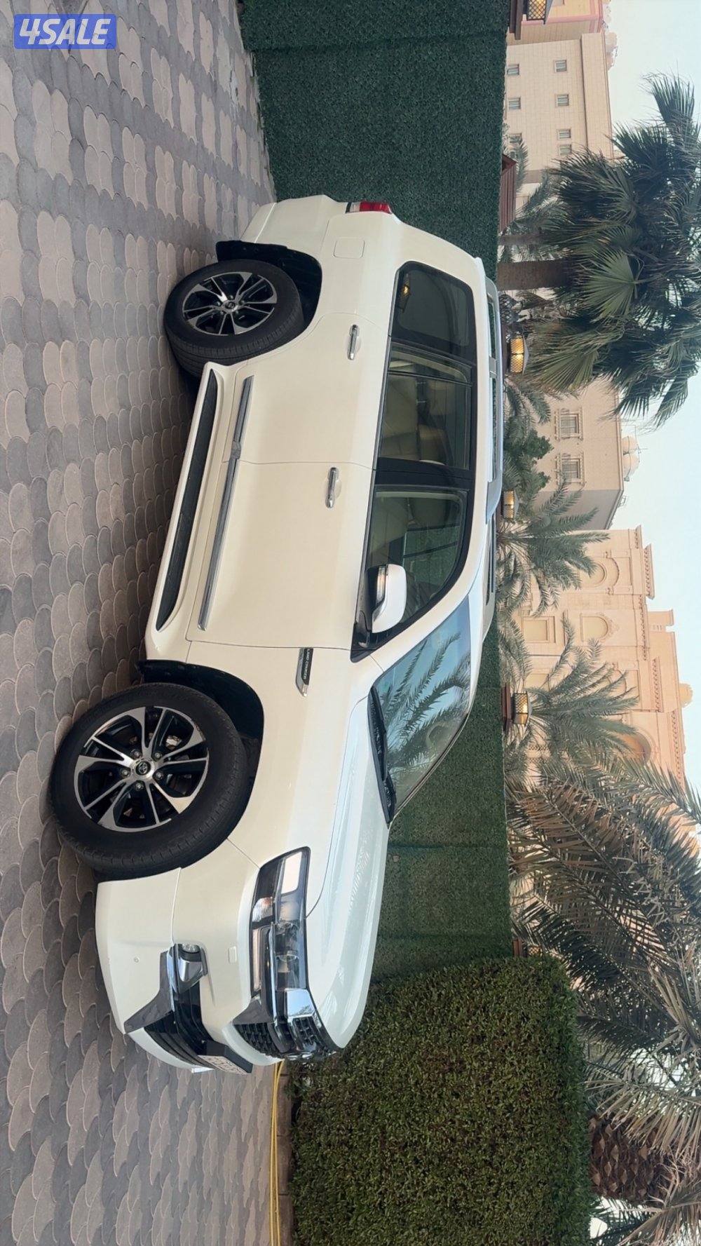 للبيع لاندكروز ابيض موديل ٢٠٢١ جراند تورينق جلد كامل المواصفات سيرفس م1