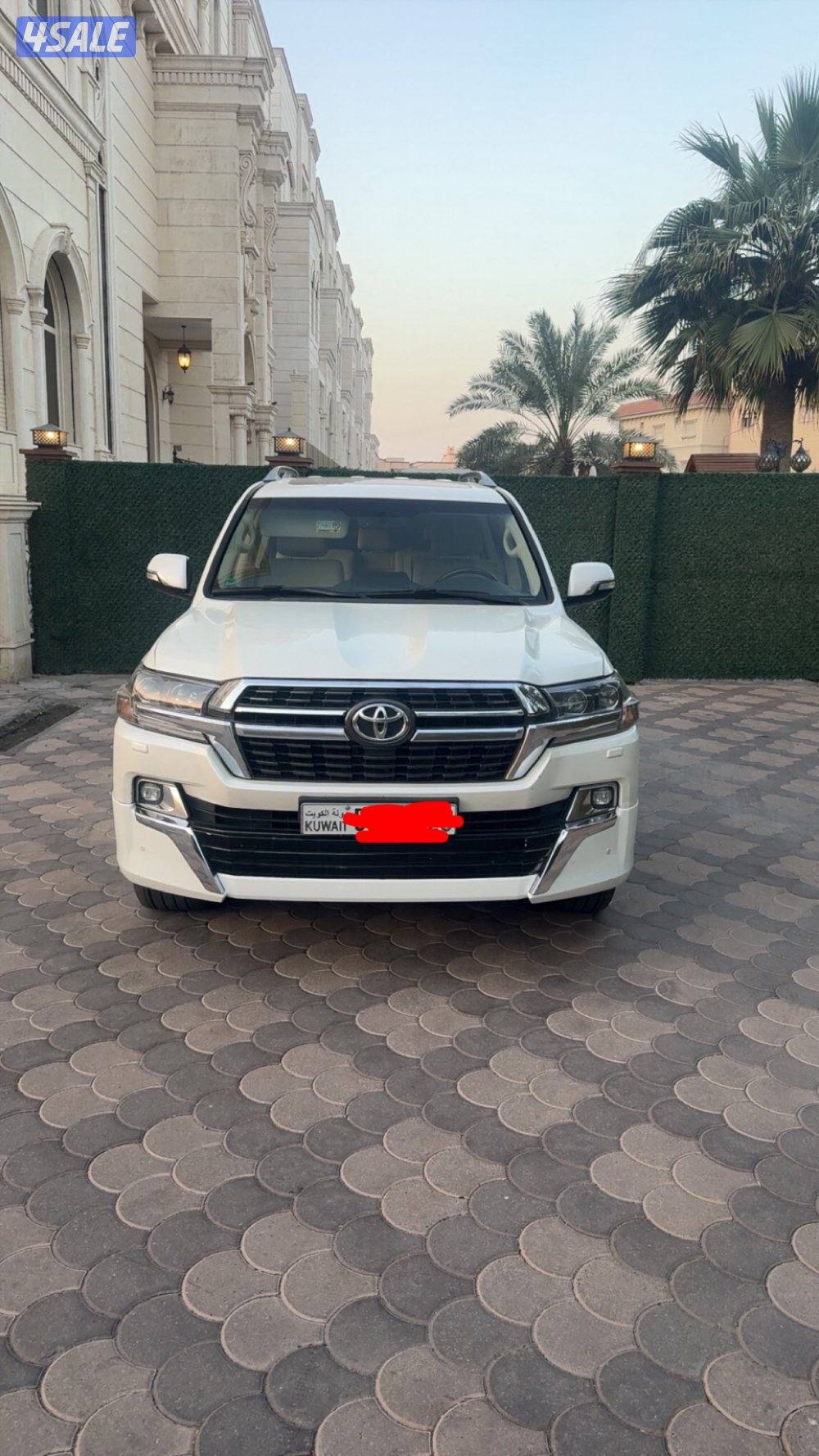 للبيع لاندكروز ابيض موديل ٢٠٢١ جراند تورينق جلد كامل المواصفات سيرفس م2