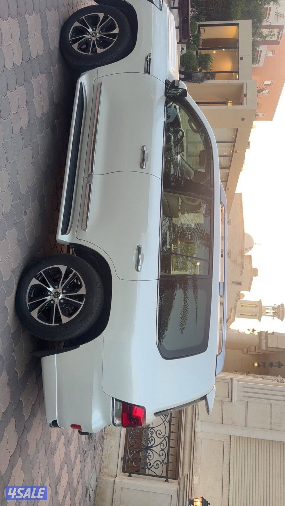 للبيع لاندكروز ابيض موديل ٢٠٢١ جراند تورينق جلد كامل المواصفات سيرفس م3