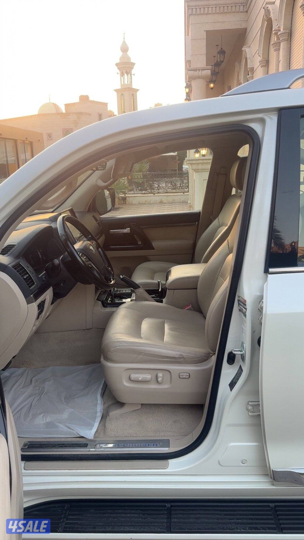 للبيع لاندكروز ابيض موديل ٢٠٢١ جراند تورينق جلد كامل المواصفات سيرفس م6