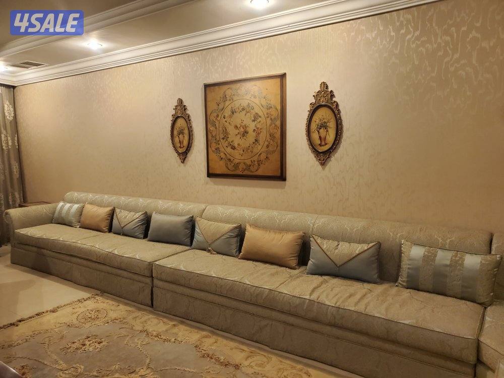 جلسة شبه جديده بطول ١١ متر ب ١٧٠ دينار + ٨ لوحات خشب كلاسيكيه ب ٦٠0