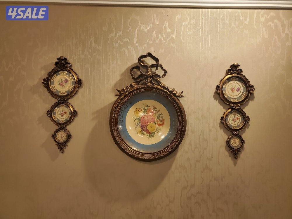 جلسة شبه جديده بطول ١١ متر ب ١٧٠ دينار + ٨ لوحات خشب كلاسيكيه ب ٦٠2