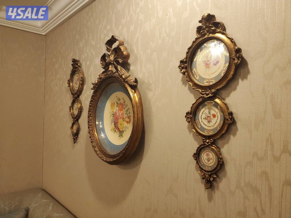 جلسة شبه جديده بطول ١١ متر ب ١٧٠ دينار + ٨ لوحات خشب كلاسيكيه ب ٦٠3