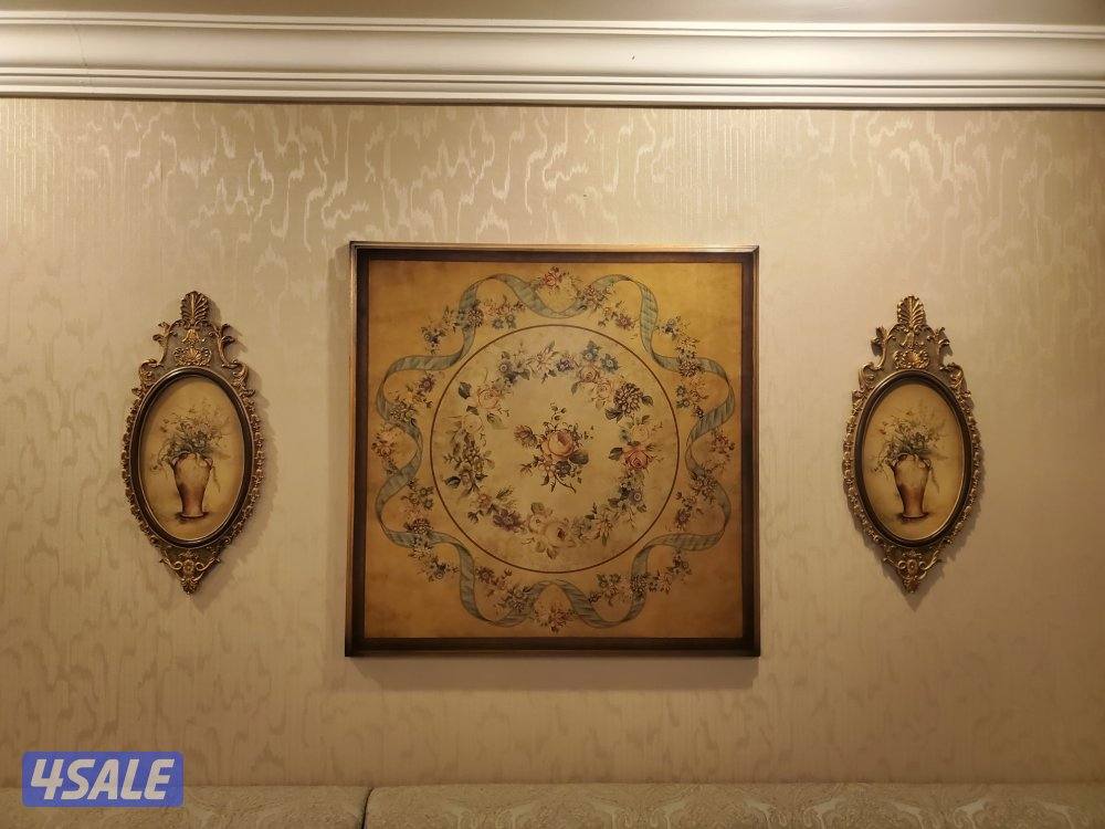 جلسة شبه جديده بطول ١١ متر ب ١٧٠ دينار + ٨ لوحات خشب كلاسيكيه ب ٦٠4