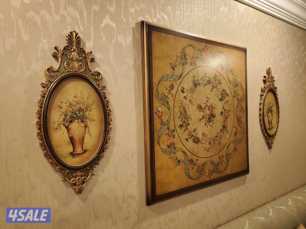 جلسة شبه جديده بطول ١١ متر ب ١٧٠ دينار + ٨ لوحات خشب كلاسيكيه ب ٦٠5