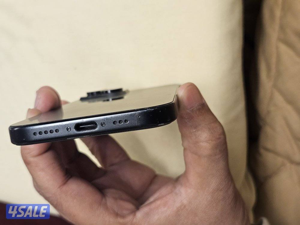 256 gb, Back glass recently changed.
Small scratch2