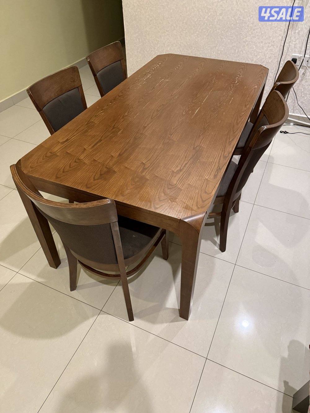 طاولة سفرة مع ٥ كراسي بحالة جيدة جداً0