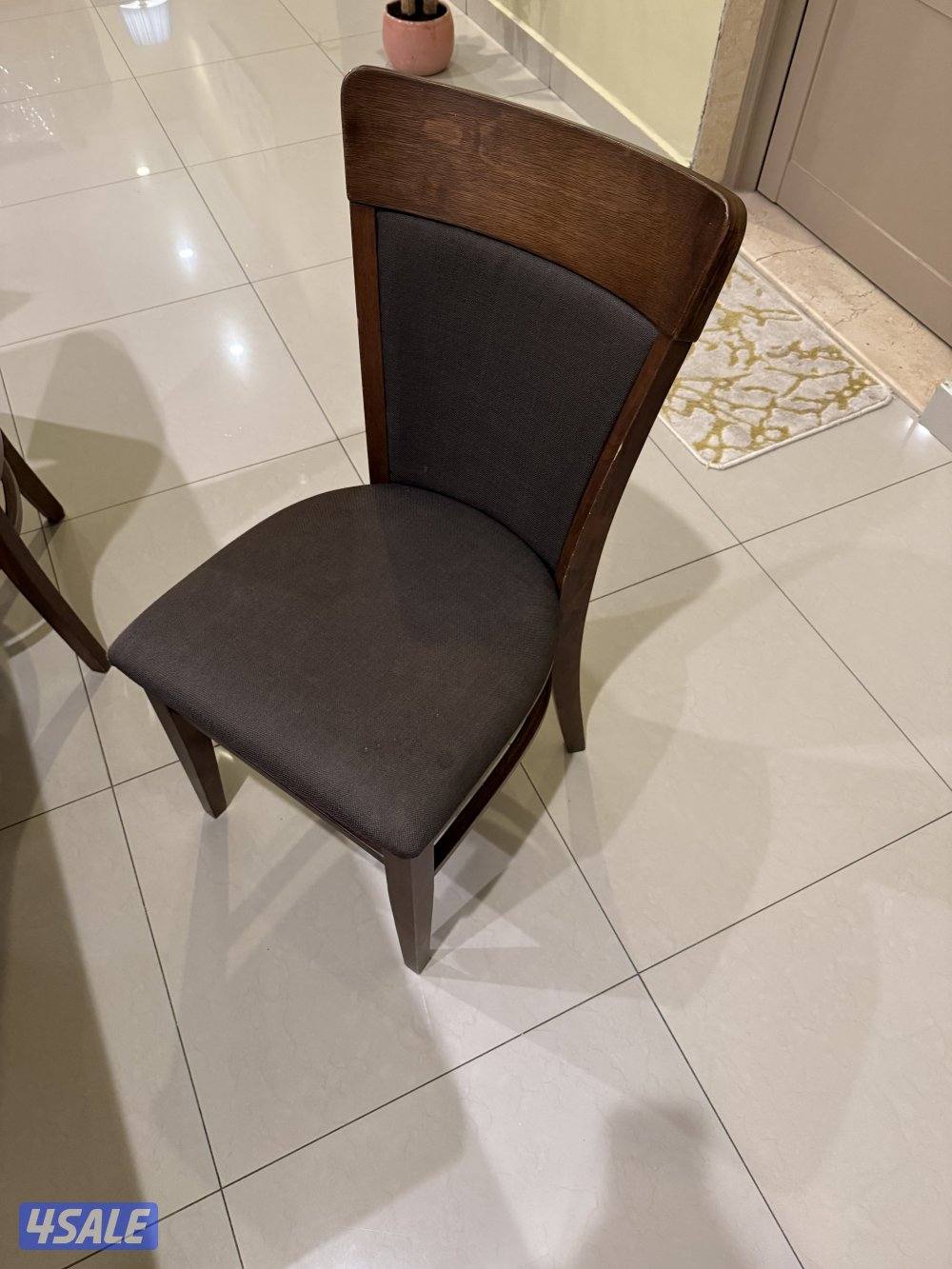 طاولة سفرة مع ٥ كراسي بحالة جيدة جداً1