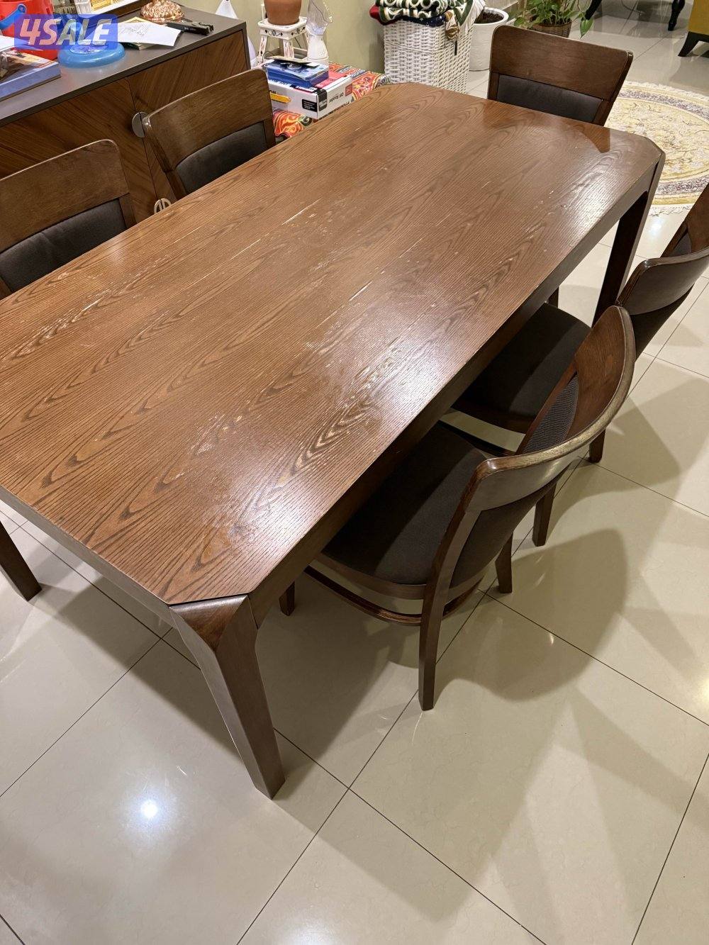 طاولة سفرة مع ٥ كراسي بحالة جيدة جداً2