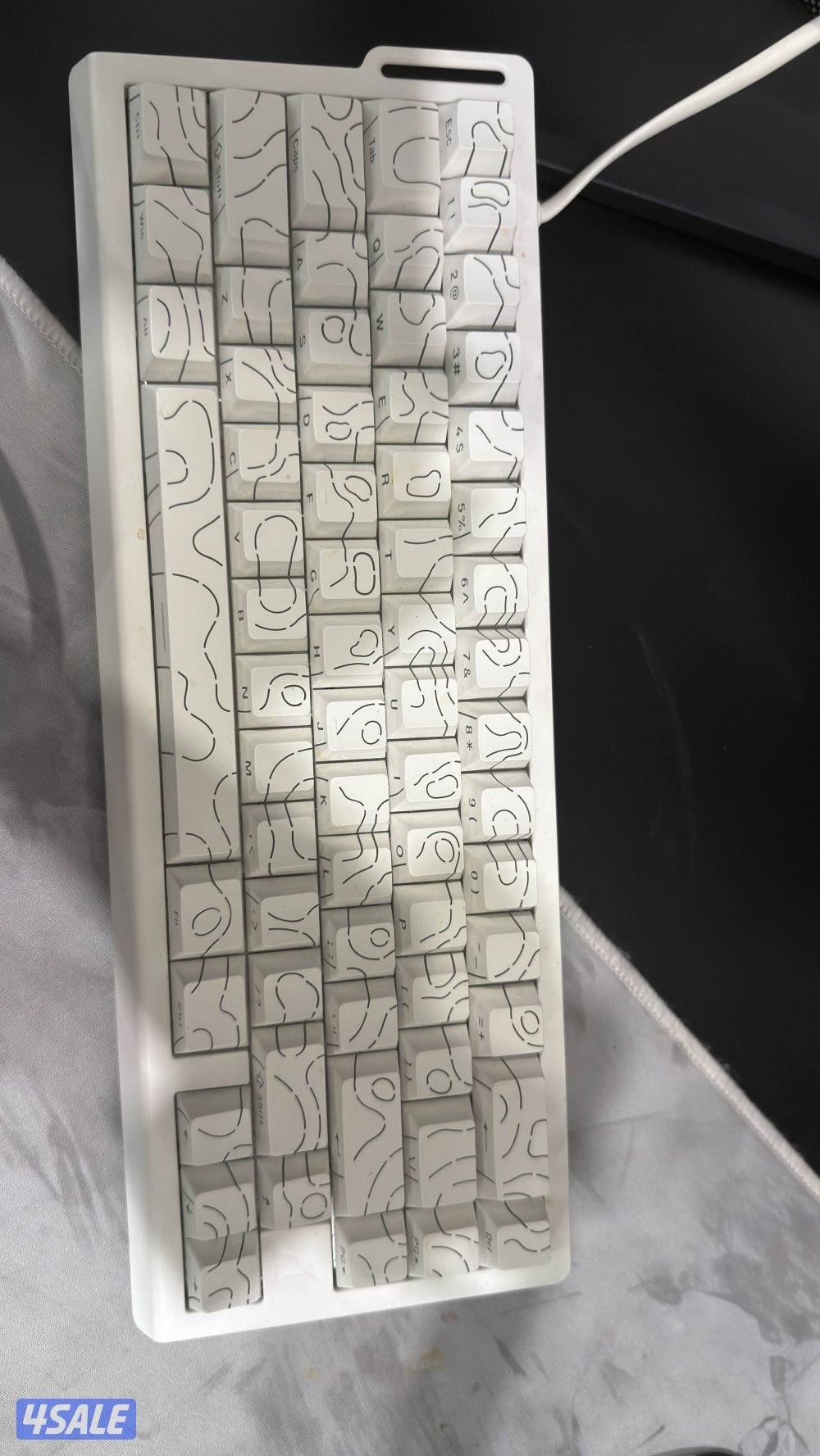 للبيع بي سي مع شاشتين وماوس وكيبورد1