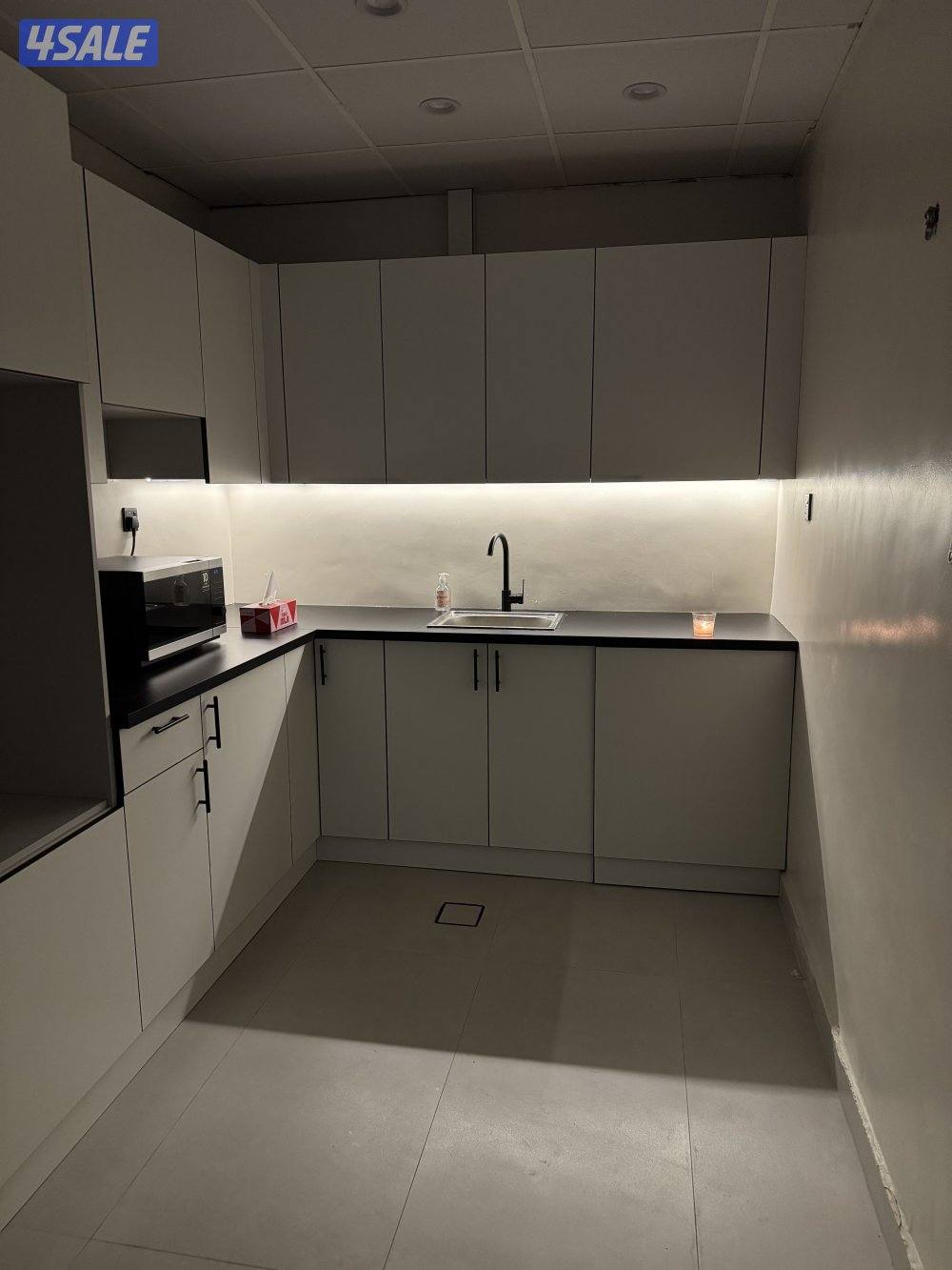 خلو شقة بمنتجع خاص على البحر في المنقف على الطريق الساحلي1