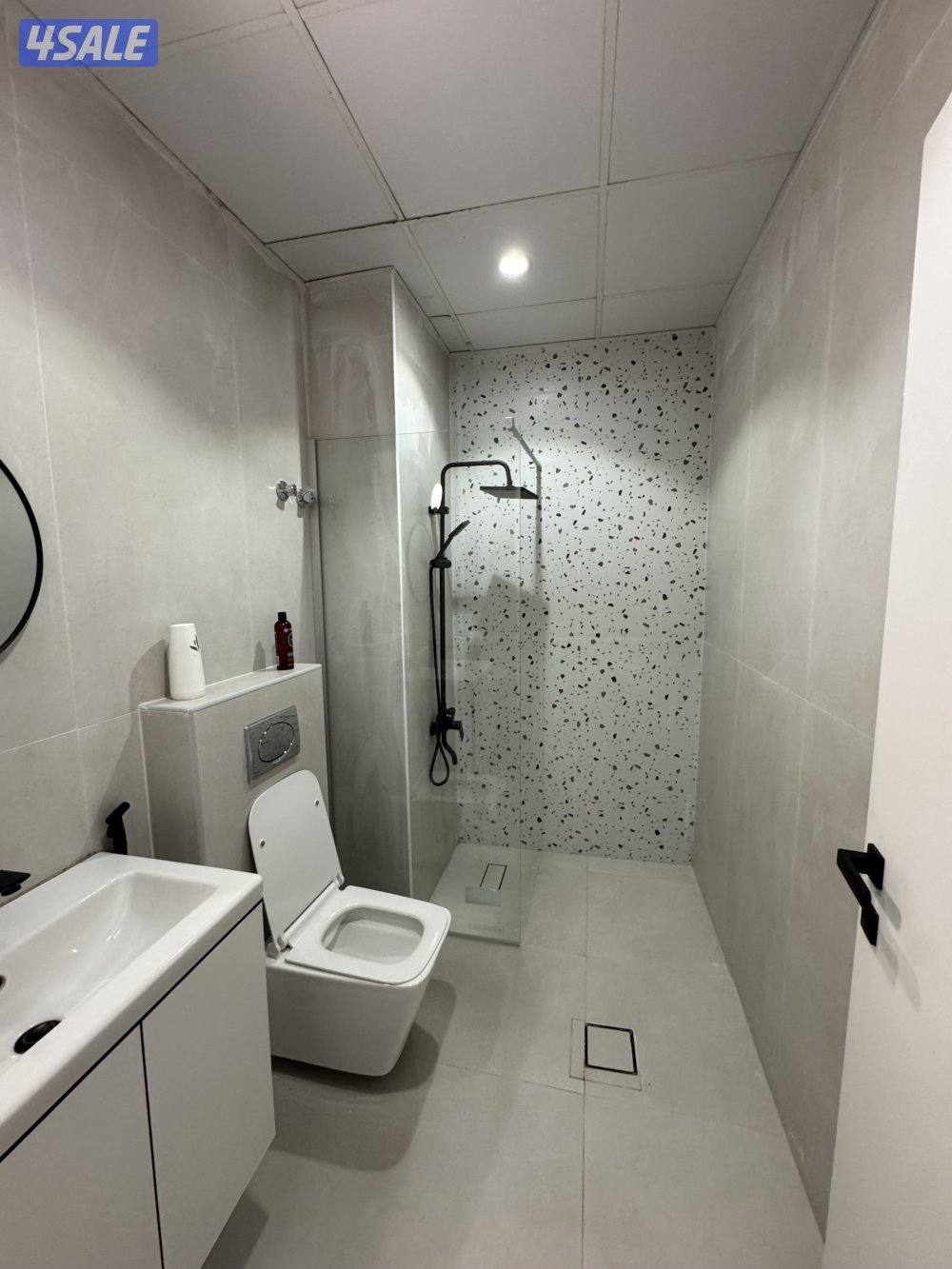 خلو شقة بمنتجع خاص على البحر في المنقف على الطريق الساحلي2