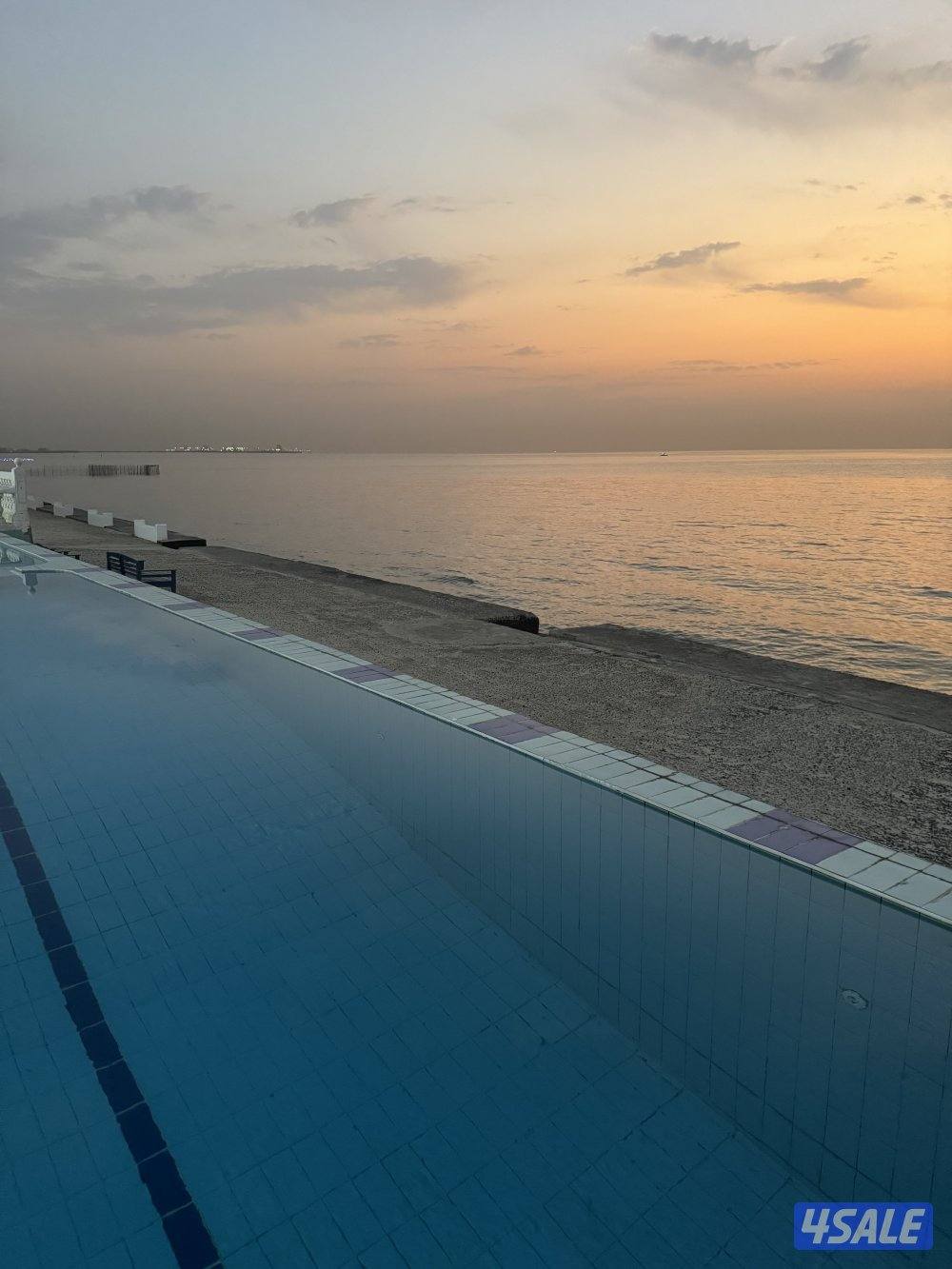 خلو شقة بمنتجع خاص على البحر في المنقف على الطريق الساحلي0