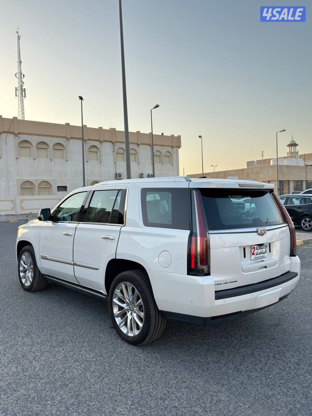 للبيع اسكاليد 2019 صبغ الوكاله عدا قطعه عداد 127 الف2