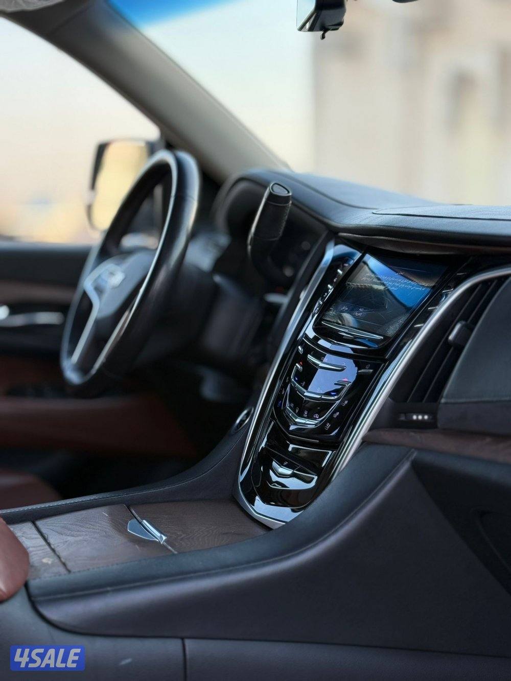 للبيع اسكاليد 2019 صبغ الوكاله عدا قطعه عداد 127 الف9