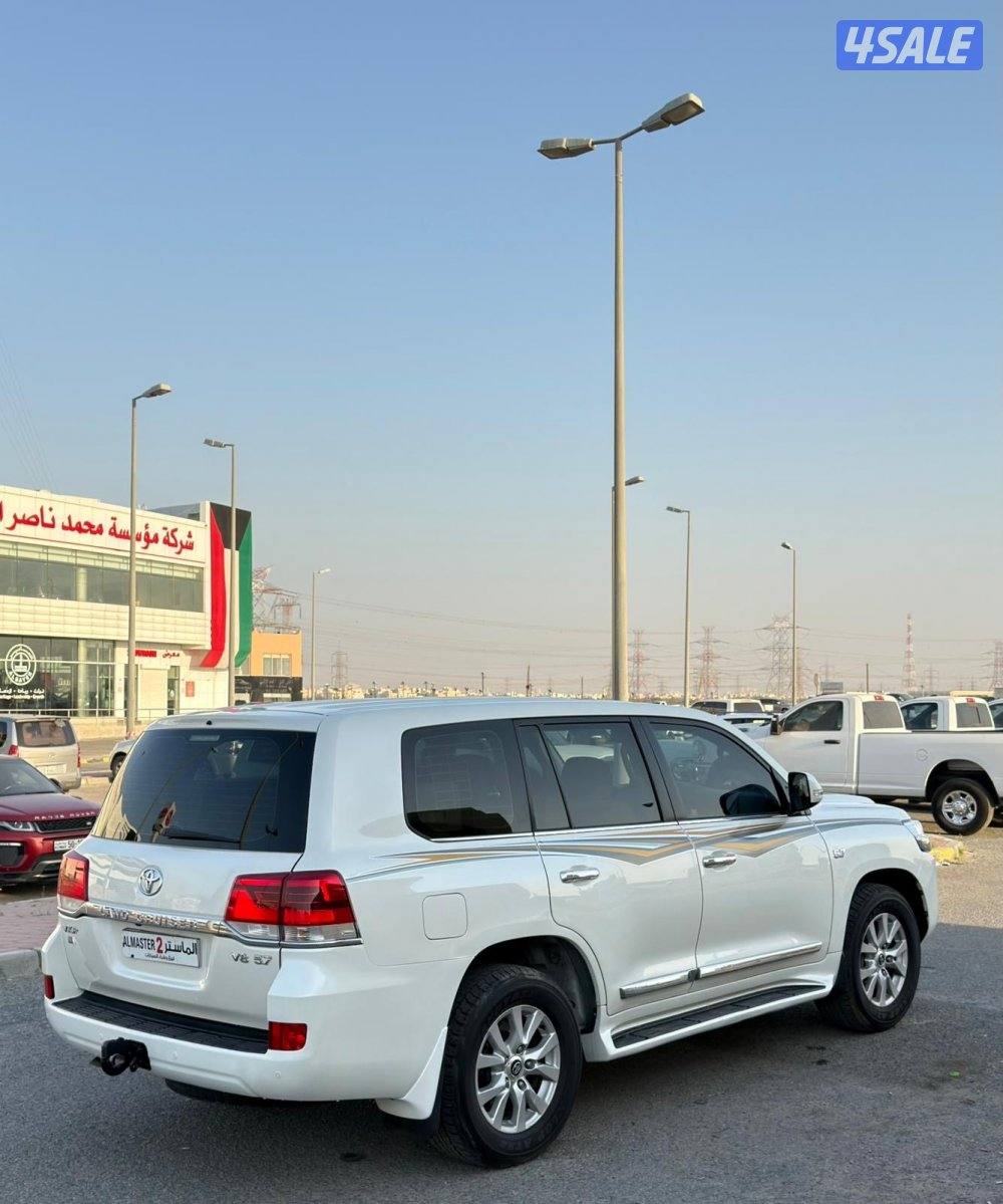 لاند كروزر 2016 صبغ الوكاله عدا قطعه وجزء  عداد 305 الف3