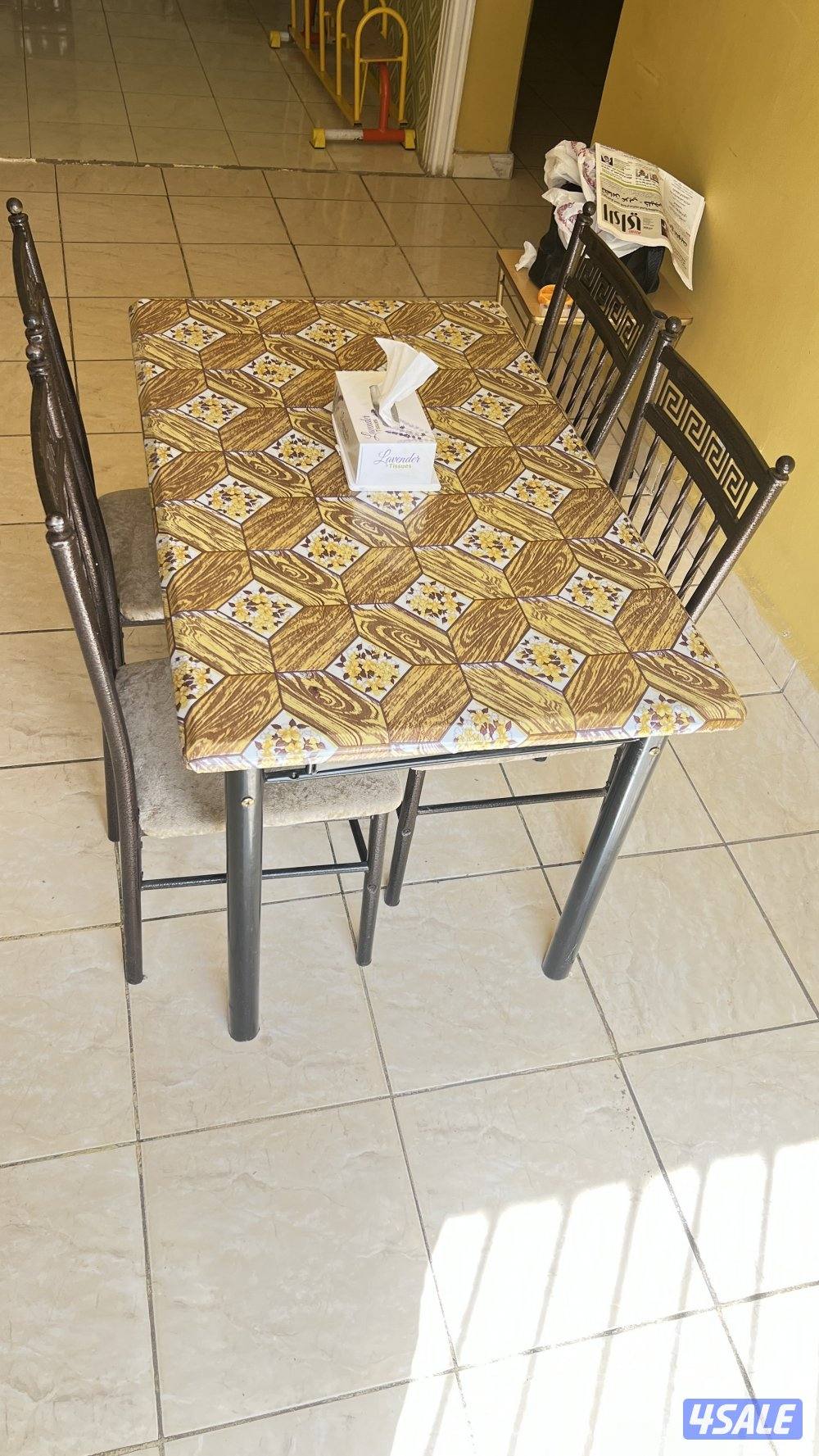 للبيع طاولة طعام ٤ اشخاص ب١٠0