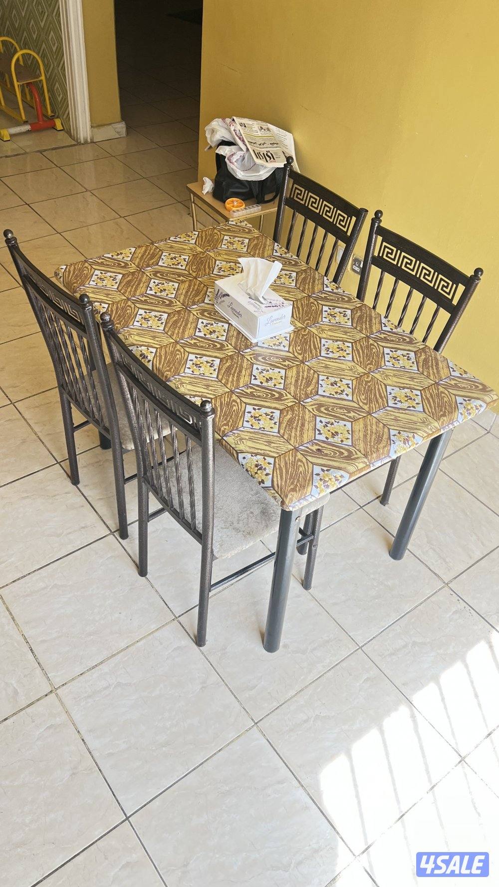 للبيع طاولة طعام ٤ اشخاص ب١٠1