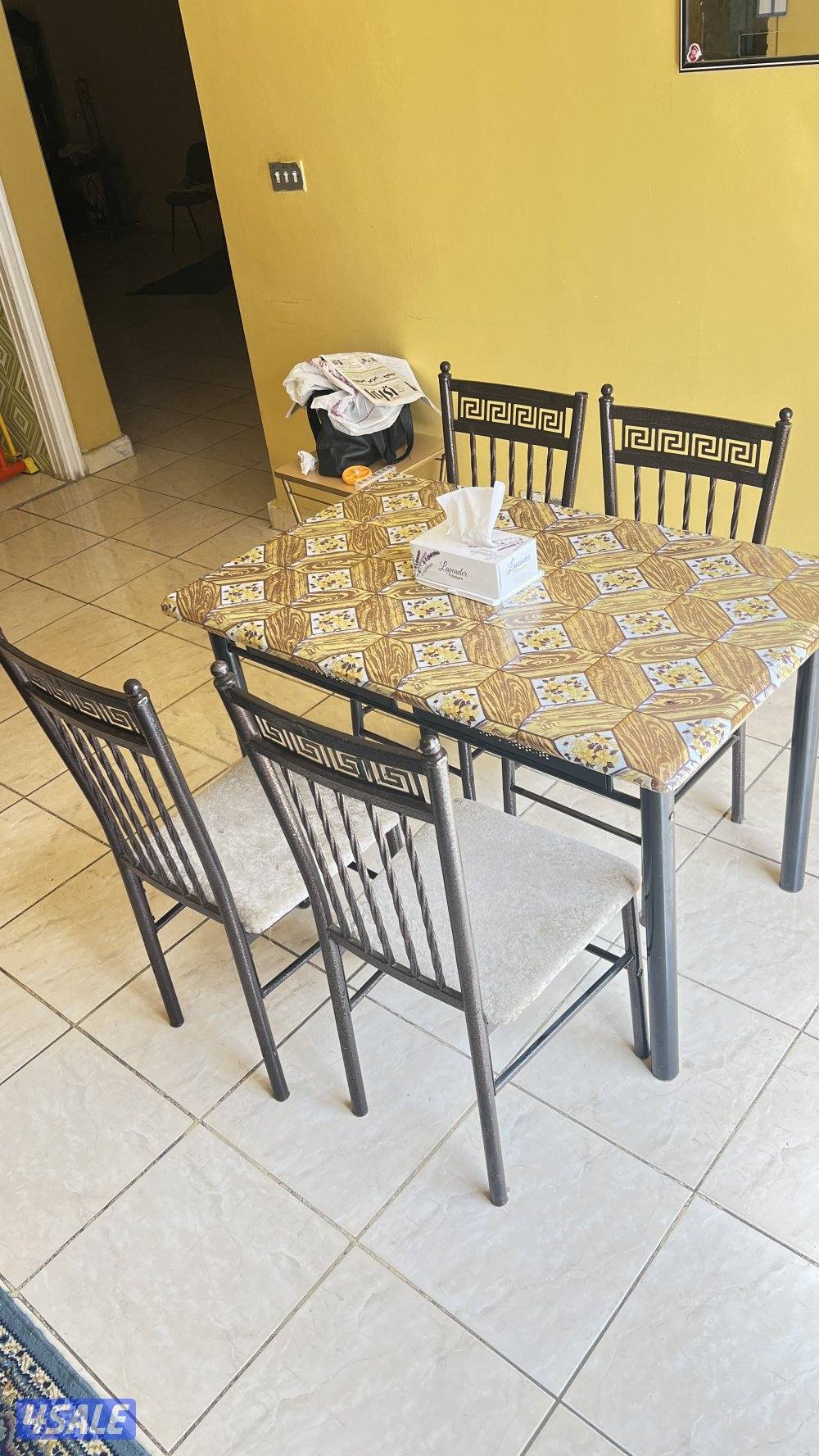 للبيع طاولة طعام ٤ اشخاص ب١٠2