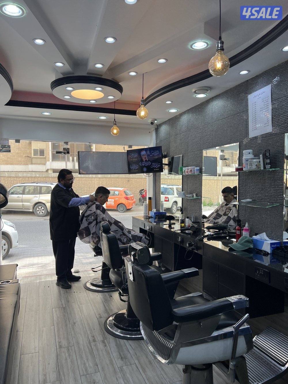 Saloon for man with everything’s in shop it’s very neat shop0