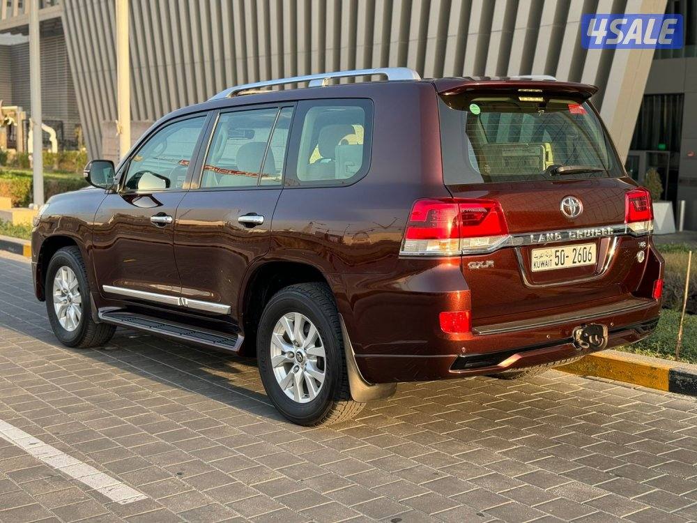 موديل 2018 عداد 109 الف شرط الفحص صبغ الوكالة 8 سلندر زوأد2