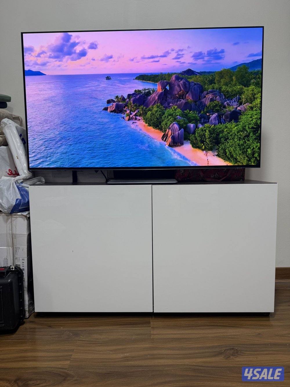 Samsung OLED 55 with IKEA Table0