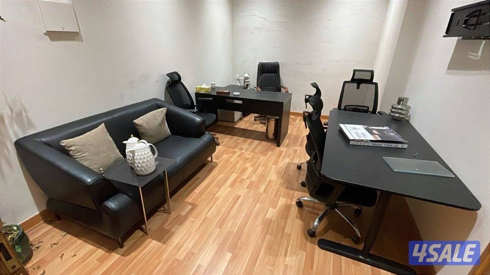 للبيع اثاث مكتب مستعمل خفيف و نظيف نفس الصورة وارخص من سوق المستعمل0