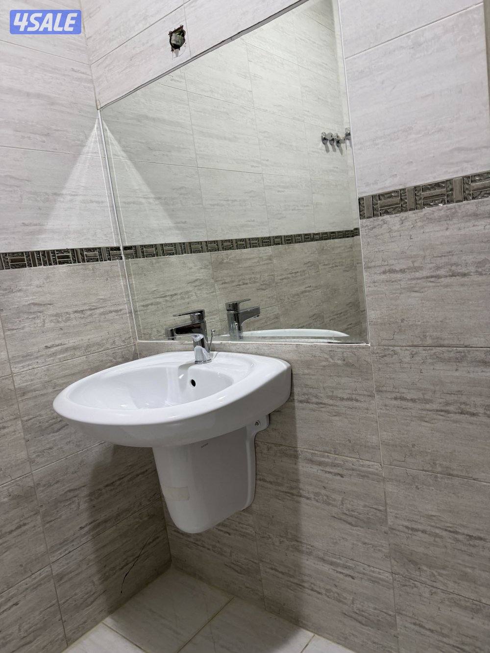 للايجار ملحق يتكون من غرفه ماستر كبيره + غرفه ماستر صغيره + مطبخ0