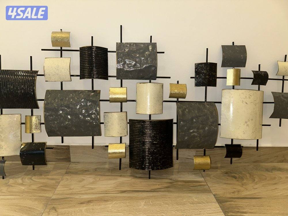 لوحة حائط معدنية افقية شبه جديدة طول 220 سم وعرض 75 سم0