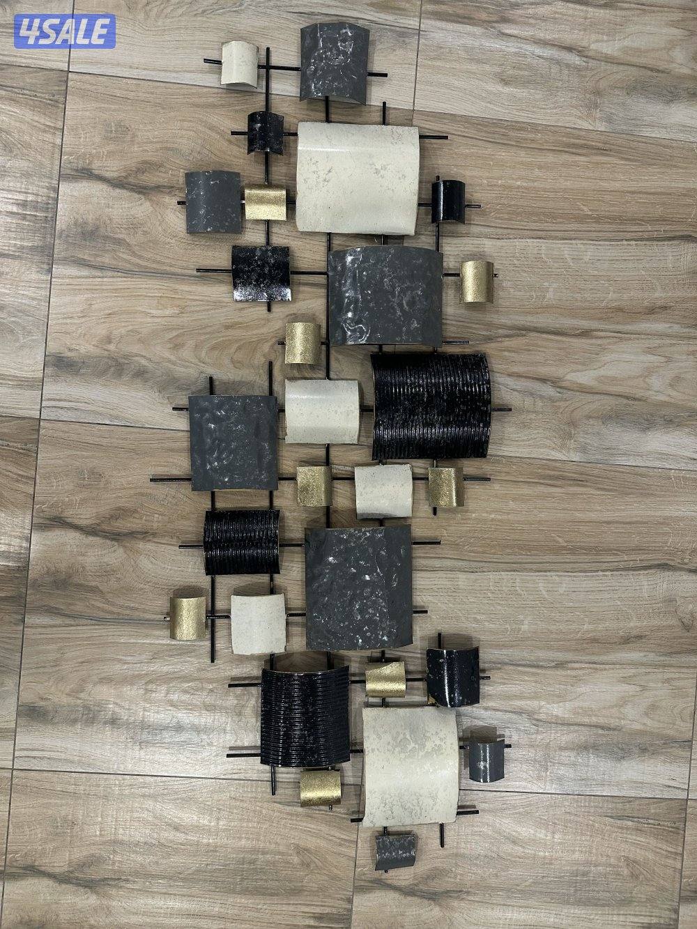 لوحة حائط معدنية افقية شبه جديدة طول 220 سم وعرض 75 سم1