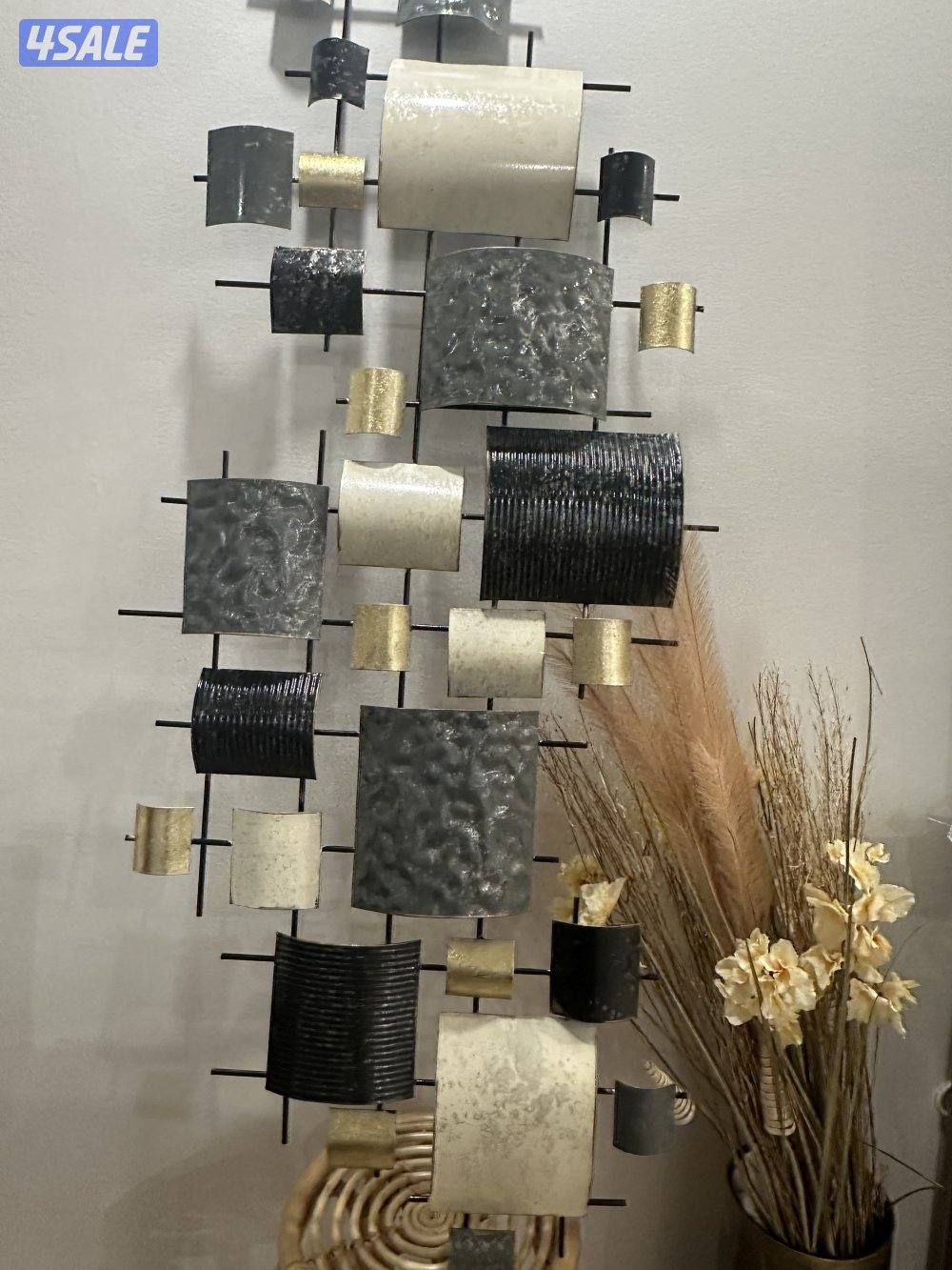 لوحة حائط معدنية افقية شبه جديدة طول 220 سم وعرض 75 سم3