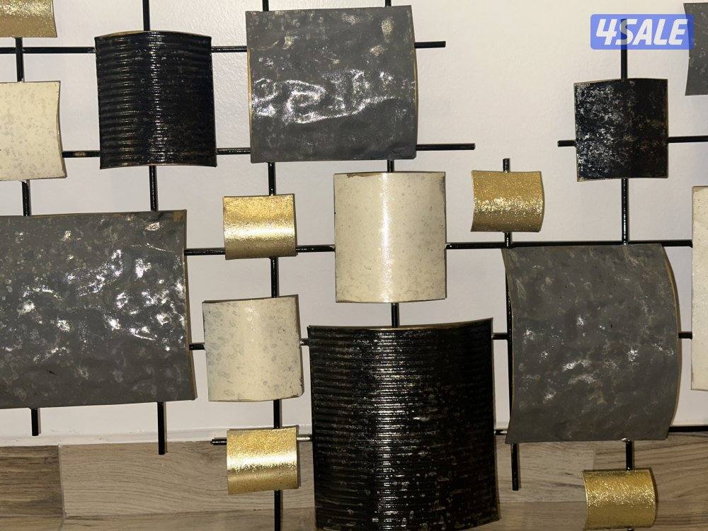 لوحة حائط معدنية افقية شبه جديدة طول 220 سم وعرض 75 سم2