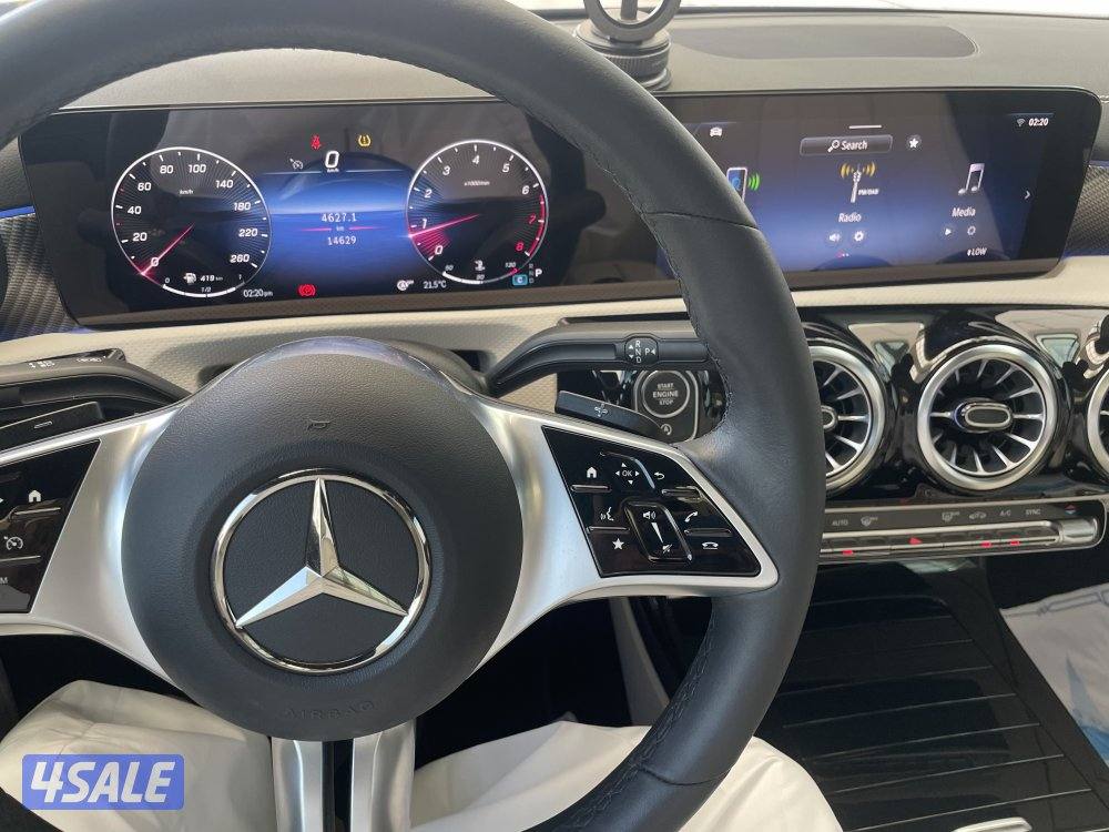 للبيع مرسيدس CLA200 اسود4