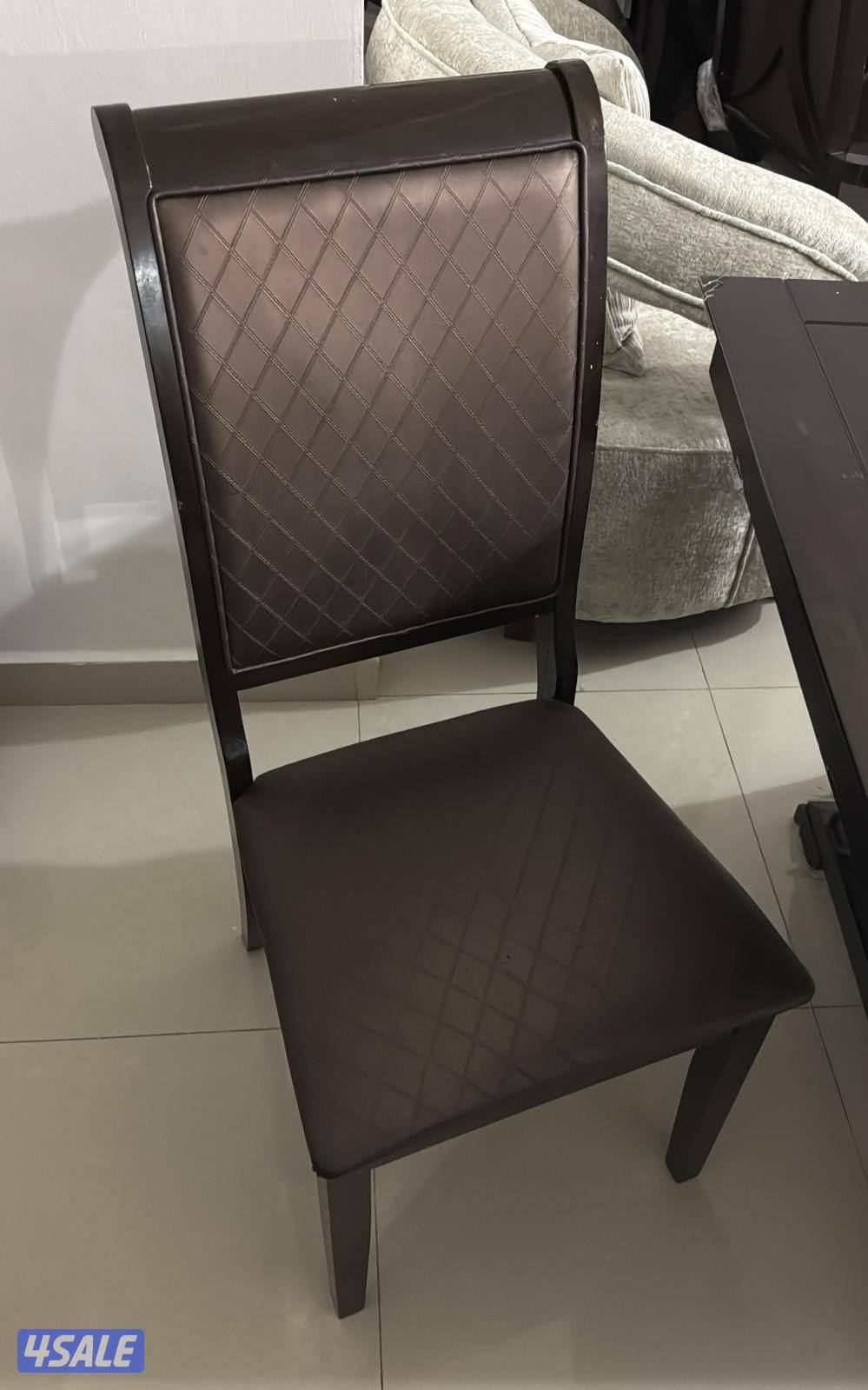 للبيع طاولة طعام مع خمس كراسي والطاوله كبيره تزيد ل١٠اشخاص0