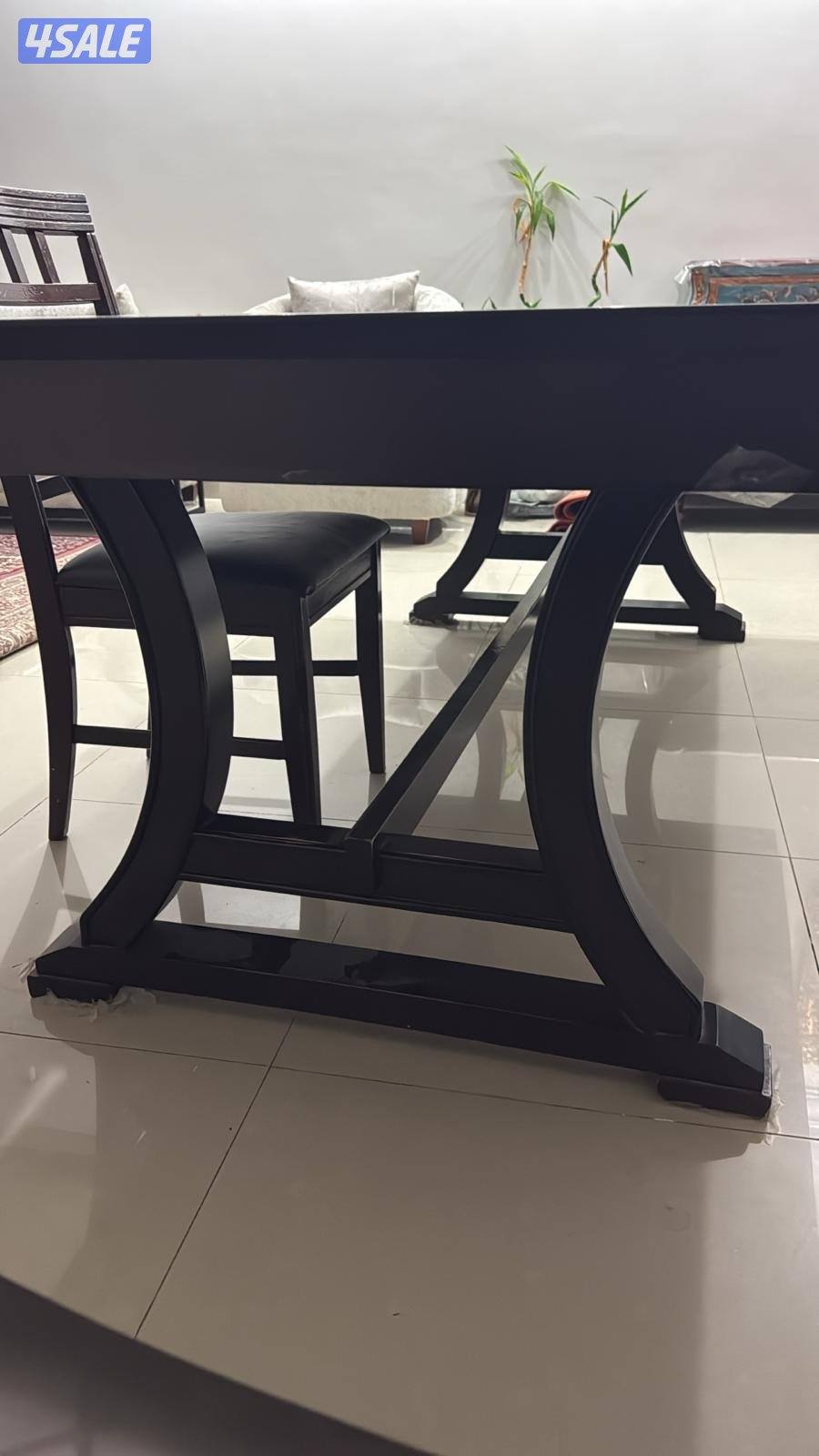 للبيع طاولة طعام مع خمس كراسي والطاوله كبيره تزيد ل١٠اشخاص1