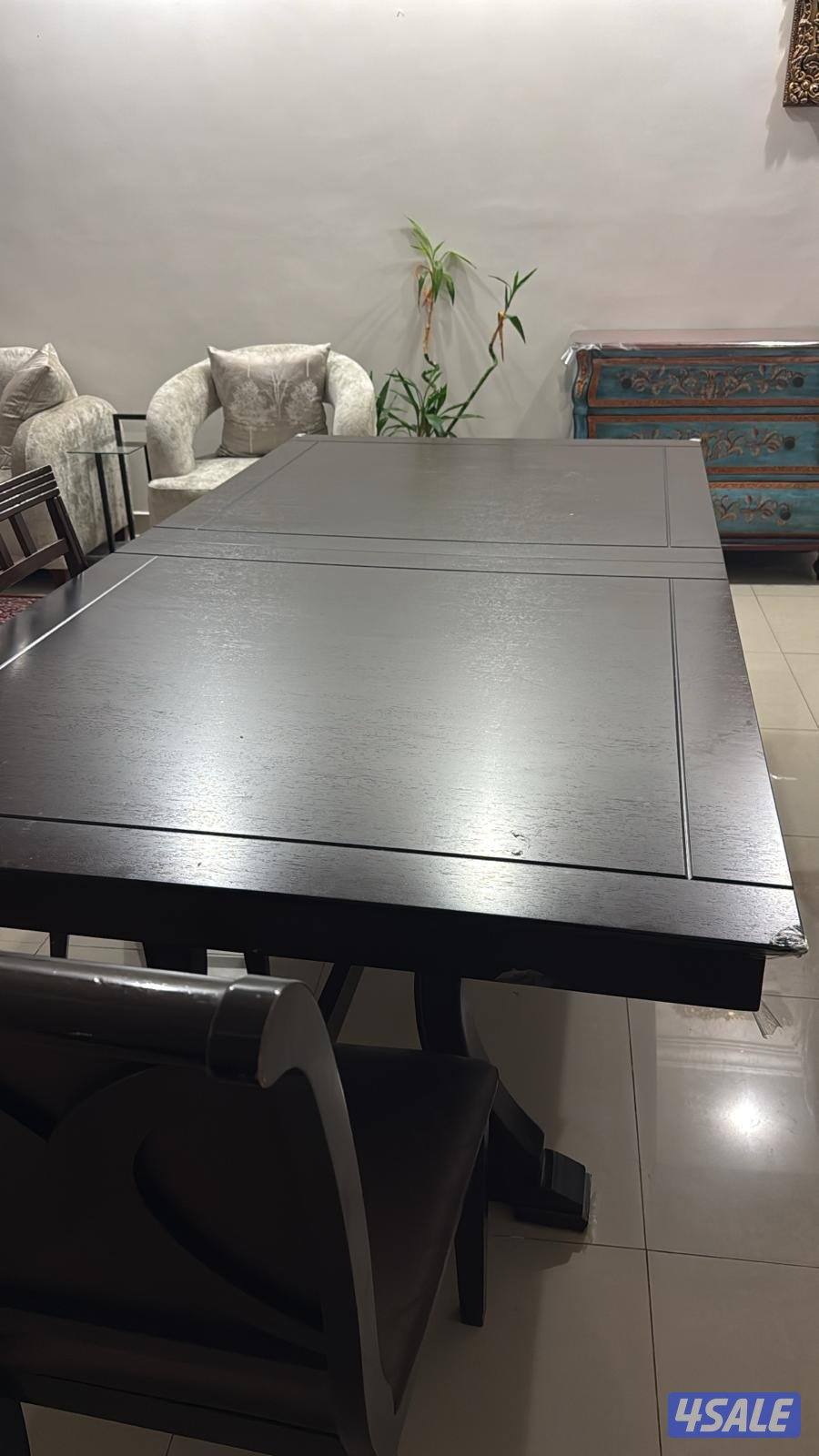 للبيع طاولة طعام مع خمس كراسي والطاوله كبيره تزيد ل١٠اشخاص3