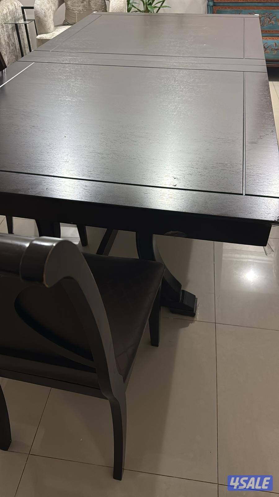 للبيع طاولة طعام كبيره مع خمس كراسي لون بني0