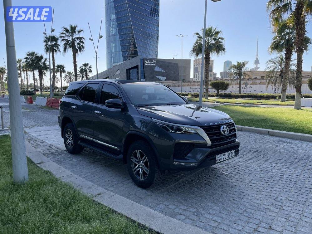 للبيع حيب تويوتا فورتينر موديل 2023 صبغ الوكالة ماشي 77 الف0