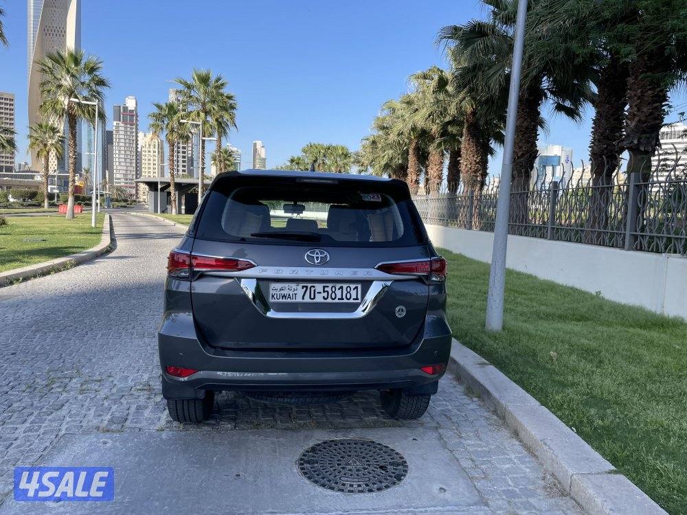 للبيع حيب تويوتا فورتينر موديل 2023 صبغ الوكالة ماشي 77 الف2